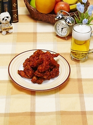 포토 JPG 그릇 접시 한식 음식 맥주 생맥주 한국 실내 요리 누끼 사람없음 통닭 치킨 양념치킨 안주 탁상시계 야식 호프 치맥 국내포토 식기 아시아 시계 주류 내부 닭고기요리 파일형식