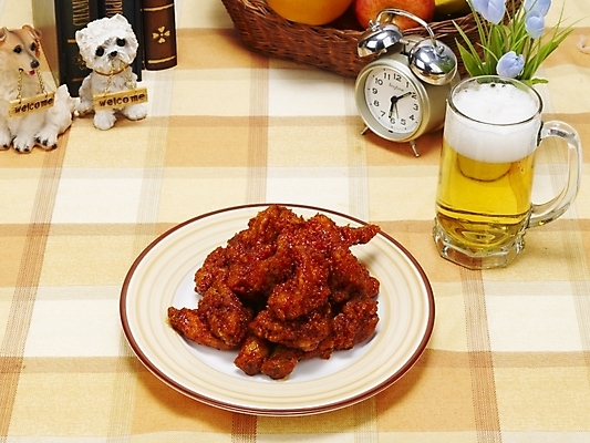 포토 JPG 그릇 접시 한식 음식 맥주 생맥주 한국 실내 요리 사람없음 통닭 치킨 양념치킨 안주 탁상시계 야식 호프 치맥 국내포토 식기 아시아 시계 주류 내부 닭고기요리 파일형식