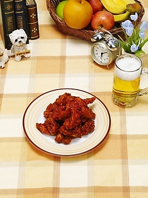 포토 JPG 그릇 접시 한식 음식 맥주 생맥주 한국 실내 요리 사람없음 통닭 치킨 양념치킨 안주 탁상시계 야식 호프 치맥 국내포토 식기 아시아 시계 주류 내부 닭고기요리 파일형식