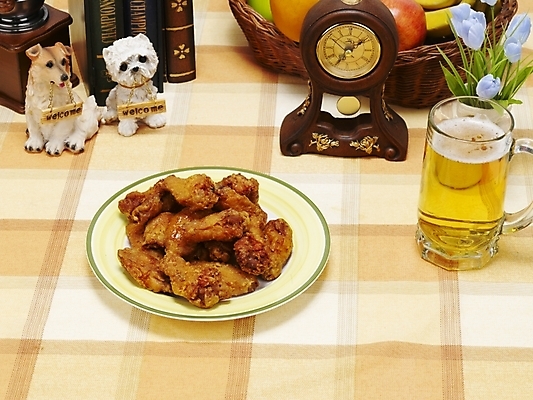 포토 JPG 그릇 접시 한식 음식 맥주 생맥주 한국 실내 요리 사람없음 통닭 치킨 프라이드치킨 안주 탁상시계 야식 호프 치맥 국내포토 식기 아시아 시계 주류 내부 닭고기요리 파일형식