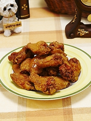 포토 JPG 그릇 접시 한식 음식 한국 실내 요리 사람없음 통닭 치킨 프라이드치킨 안주 탁상시계 야식 국내포토 식기 아시아 시계 내부 닭고기요리 파일형식