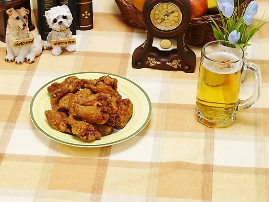 포토 JPG 그릇 접시 한식 음식 맥주 생맥주 한국 실내 요리 사람없음 통닭 치킨 프라이드치킨 안주 탁상시계 야식 호프 치맥 국내포토 식기 아시아 시계 주류 내부 닭고기요리 파일형식