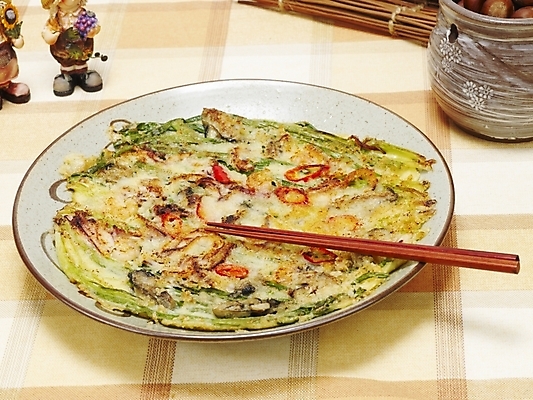 포토 JPG 그릇 접시 한식 음식 젓가락 한국 실내 요리 사람없음 안주 야식 부침 파전 해물파전 국내포토 식기 아시아 수저 내부 부침개 파일형식