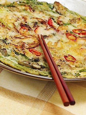 포토 JPG 그릇 접시 한식 음식 젓가락 한국 실내 요리 근접촬영 사람없음 안주 야식 부침 파전 해물파전 국내포토 식기 아시아 뷰포인트 수저 내부 부침개 파일형식