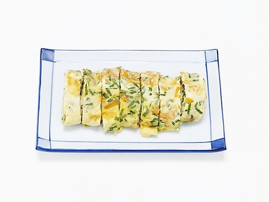 포토 JPG 스튜디오촬영 그릇 접시 한식 음식 반찬 요리 누끼 사람없음 부침 계란말이 국내포토 식기 실내 계란요리 파일형식