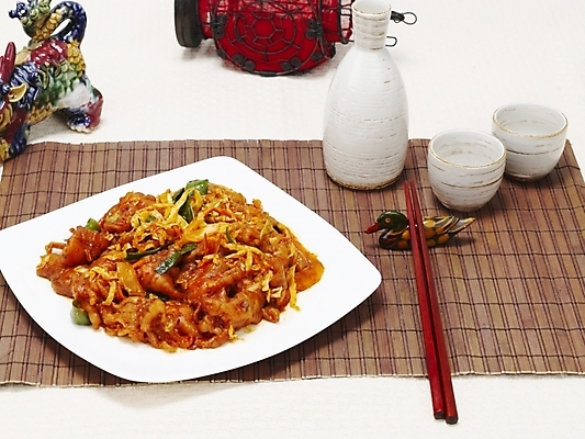 포토 JPG 스튜디오촬영 그릇 접시 한식 음식 젓가락 술병 한국 요리 사람없음 닭고기 안주 볶음 야식 닭발 국내포토 식기 아시아 병_용기 주류 수저 실내 육류 파일형식