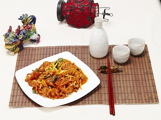 포토 JPG 스튜디오촬영 그릇 접시 한식 음식 젓가락 술병 한국 요리 사람없음 닭고기 안주 볶음 야식 닭발 국내포토 식기 아시아 병_용기 주류 수저 실내 육류 파일형식