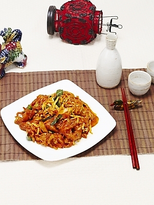 포토 JPG 스튜디오촬영 그릇 접시 한식 음식 젓가락 술병 한국 요리 사람없음 닭고기 안주 볶음 야식 닭발 국내포토 식기 아시아 병_용기 주류 수저 실내 육류 파일형식