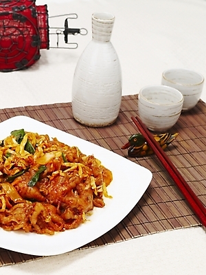 포토 JPG 스튜디오촬영 그릇 접시 한식 음식 젓가락 술병 한국 요리 사람없음 닭고기 안주 볶음 야식 닭발 국내포토 식기 아시아 병_용기 주류 수저 실내 육류 파일형식