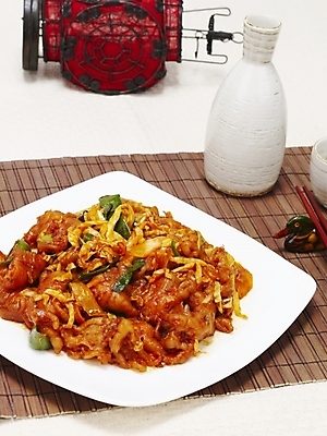 포토 JPG 스튜디오촬영 그릇 접시 한식 음식 술병 한국 요리 사람없음 닭고기 안주 볶음 야식 닭발 국내포토 식기 아시아 병_용기 주류 실내 육류 파일형식