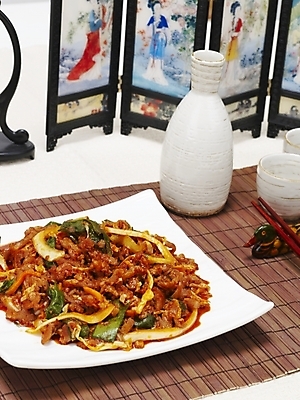 포토 JPG 스튜디오촬영 그릇 접시 한식 음식 술병 한국 요리 사람없음 안주 볶음 야식 오돌뼈 국내포토 식기 아시아 병_용기 뼈 주류 실내 파일형식