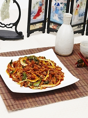 포토 JPG 스튜디오촬영 그릇 접시 한식 음식 술병 한국 요리 사람없음 안주 볶음 야식 오돌뼈 국내포토 식기 아시아 병_용기 뼈 주류 실내 파일형식