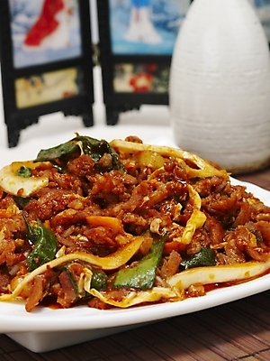 포토 JPG 스튜디오촬영 그릇 접시 한식 음식 술병 한국 요리 사람없음 안주 볶음 야식 오돌뼈 국내포토 식기 아시아 병_용기 뼈 주류 실내 파일형식