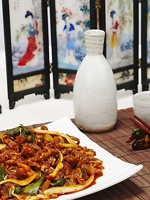 포토 JPG 스튜디오촬영 그릇 접시 한식 음식 술병 한국 요리 사람없음 안주 볶음 야식 오돌뼈 국내포토 식기 아시아 병_용기 뼈 주류 실내 파일형식