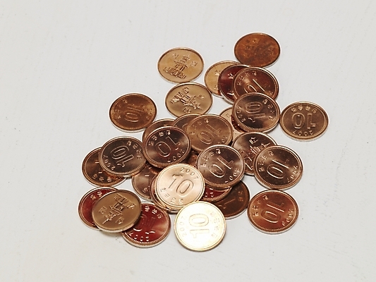 포토 JPG 스튜디오촬영 돈 실내 누끼 사람없음 금융 경제 동전 오브젝트 십원 국내포토 내부 재산 파일형식