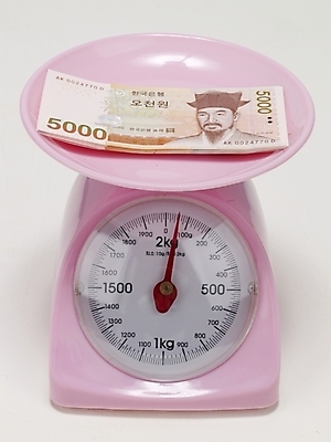 포토 JPG 스튜디오촬영 지폐 돈 실내 저울 누끼 사람없음 금융 경제 오브젝트 계량기 오천원 오천원권 국내포토 내부 재산 파일형식