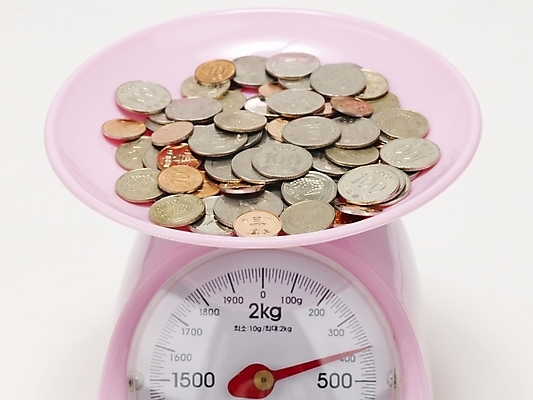 포토 JPG 스튜디오촬영 돈 실내 저울 사람없음 금융 경제 동전 오브젝트 계량기 국내포토 내부 재산 파일형식