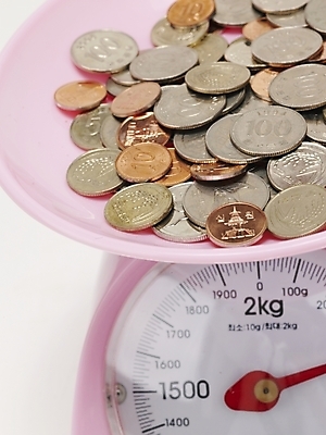 포토 JPG 스튜디오촬영 돈 실내 저울 근접촬영 사람없음 금융 경제 동전 오브젝트 계량기 국내포토 뷰포인트 내부 재산 파일형식