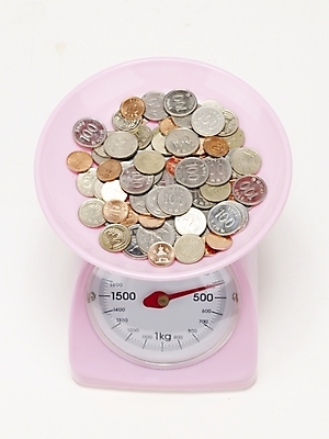 포토 JPG 스튜디오촬영 돈 실내 저울 누끼 사람없음 금융 경제 하이앵글 동전 오브젝트 계량기 국내포토 뷰포인트 내부 재산 파일형식