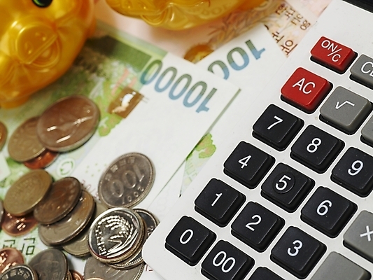 포토 JPG 스튜디오촬영 지폐 돈 실내 근접촬영 사람없음 금융 경제 동전 돼지저금통 계산기 오브젝트 회계 국내포토 뷰포인트 문구용품 내부 장비 저금통 재산 파일형식