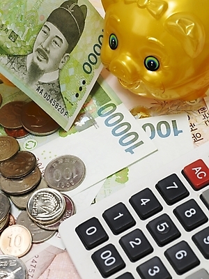 포토 JPG 스튜디오촬영 지폐 돈 실내 사람없음 금융 경제 동전 돼지저금통 계산기 오브젝트 회계 국내포토 문구용품 내부 장비 저금통 재산 파일형식