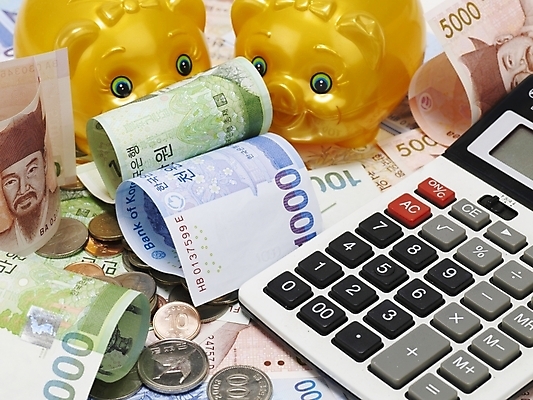 포토 JPG 스튜디오촬영 지폐 돈 실내 사람없음 금융 경제 동전 돼지저금통 계산기 오브젝트 회계 국내포토 문구용품 내부 장비 저금통 재산 파일형식