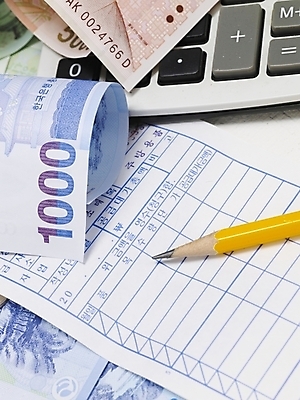 포토 JPG 스튜디오촬영 지폐 돈 실내 근접촬영 사람없음 금융 경제 필기구 연필 계산기 오브젝트 영수증 회계 간이영수증 국내포토 뷰포인트 문구용품 학용품 내부 장비 재산 파일형식