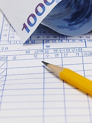 포토 JPG 스튜디오촬영 지폐 돈 실내 근접촬영 사람없음 금융 경제 필기구 연필 오브젝트 영수증 간이영수증 국내포토 뷰포인트 문구용품 학용품 내부 재산 파일형식