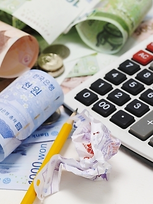 포토 JPG 스튜디오촬영 지폐 돈 실내 사람없음 금융 경제 필기구 연필 계산기 오브젝트 영수증 회계 국내포토 문구용품 학용품 내부 장비 재산 파일형식