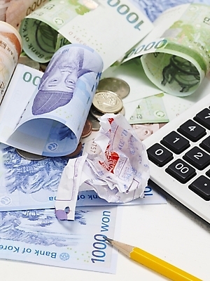 포토 JPG 스튜디오촬영 지폐 돈 실내 사람없음 금융 경제 필기구 연필 계산기 오브젝트 영수증 회계 국내포토 문구용품 학용품 내부 장비 재산 파일형식