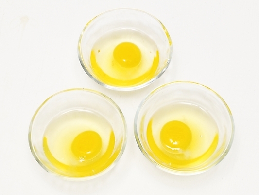 포토 JPG 스튜디오촬영 그릇 음식 식재료 실내 사람없음 계란 알 노른자 생란 흰자 믹싱볼 국내포토 식기 내부 파일형식