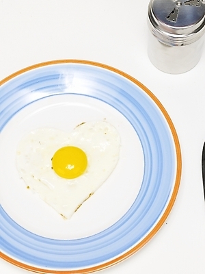 포토 JPG 스튜디오촬영 접시 음식 서양음식 실내 사람없음 하트 계란프라이 계란요리 양념통 노른자 반숙 조미료통 흰자 국내포토 모양 식기 통 요리 내부 계란 양념 파일형식