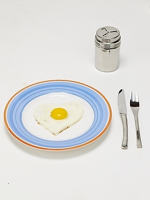 포토 JPG 스튜디오촬영 접시 음식 포크 서양음식 실내 사람없음 하트 나이프 계란프라이 계란요리 양념통 노른자 반숙 조미료통 흰자 국내포토 모양 식기 통 요리 내부 계란 양념 칼 파일형식