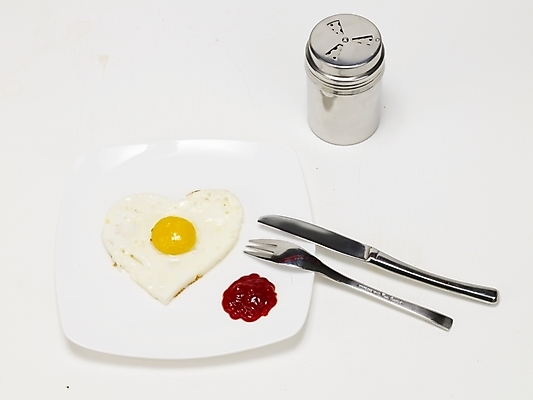 포토 JPG 스튜디오촬영 접시 음식 포크 서양음식 실내 사람없음 하트 나이프 계란프라이 계란요리 케첩 양념통 노른자 반숙 조미료통 흰자 국내포토 모양 식기 통 요리 내부 계란 양념 소스_음식 칼 파일형식