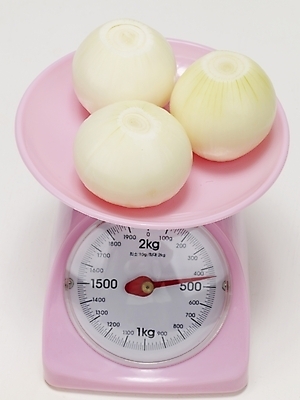 포토 JPG 스튜디오촬영 식물 음식 생활용품 채소 식재료 양파 실내 저울 사람없음 세개 무게 측정 계량기 국내포토 3 내부 오브젝트 파일형식