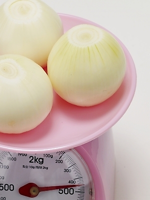 포토 JPG 스튜디오촬영 식물 음식 생활용품 채소 식재료 양파 실내 저울 근접촬영 사람없음 세개 무게 측정 계량기 국내포토 뷰포인트 3 내부 오브젝트 파일형식