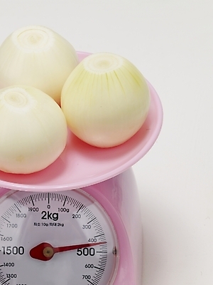 포토 JPG 스튜디오촬영 식물 음식 생활용품 채소 식재료 양파 실내 저울 근접촬영 사람없음 세개 무게 측정 계량기 국내포토 뷰포인트 3 내부 오브젝트 파일형식