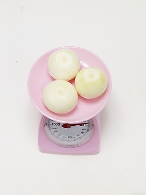 포토 JPG 스튜디오촬영 식물 음식 생활용품 채소 식재료 양파 실내 저울 사람없음 세개 무게 측정 계량기 국내포토 3 내부 오브젝트 파일형식