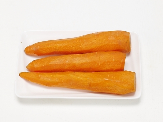 포토 JPG 스튜디오촬영 식물 접시 음식 컬러 채소 식재료 실내 사람없음 주황색 당근 세개 국내포토 식기 뿌리채소 3 내부 파일형식