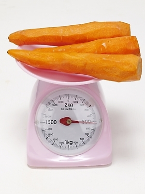 포토 JPG 스튜디오촬영 식물 음식 생활용품 채소 식재료 실내 저울 사람없음 당근 세개 무게 측정 계량기 국내포토 뿌리채소 3 내부 오브젝트 파일형식