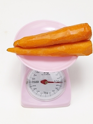 포토 JPG 스튜디오촬영 식물 음식 생활용품 채소 식재료 실내 저울 사람없음 당근 두개 무게 측정 계량기 국내포토 2 뿌리채소 내부 오브젝트 파일형식
