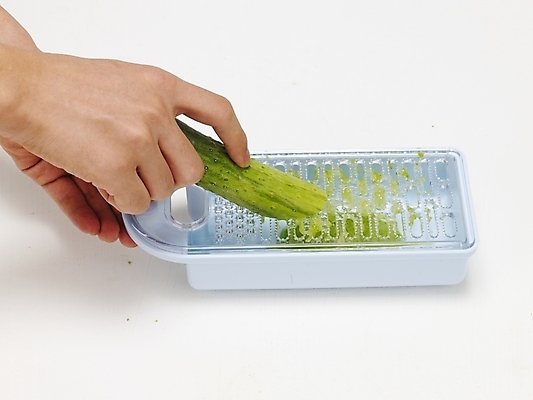 포토 JPG 스튜디오촬영 식물 손 음식 채소 식재료 오이 실내 한명 신체부위 초록색 요리사 재료손질 갈기 손질 강판 국내포토 직업 1 컬러 사람 내부 파일형식