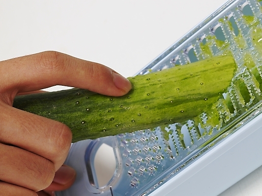 포토 JPG 스튜디오촬영 식물 손 음식 채소 식재료 오이 실내 한명 근접촬영 신체부위 초록색 요리사 재료손질 갈기 손질 강판 국내포토 직업 1 뷰포인트 컬러 사람 내부 파일형식