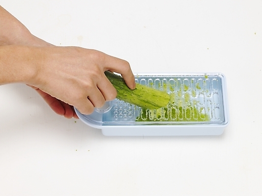 포토 JPG 스튜디오촬영 식물 손 음식 채소 식재료 오이 실내 한명 신체부위 초록색 요리사 재료손질 갈기 손질 강판 국내포토 직업 1 컬러 사람 내부 파일형식