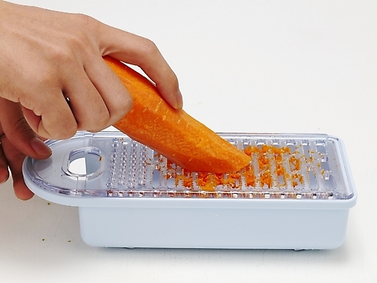 포토 JPG 스튜디오촬영 식물 손 음식 채소 식재료 실내 한명 신체부위 요리사 당근 재료손질 갈기 손질 강판 국내포토 직업 1 뿌리채소 사람 내부 파일형식