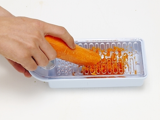 포토 JPG 스튜디오촬영 식물 손 음식 채소 식재료 실내 한명 신체부위 요리사 당근 재료손질 갈기 손질 강판 국내포토 직업 1 뿌리채소 사람 내부 파일형식