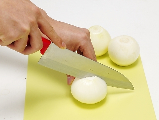 포토 JPG 스튜디오촬영 식물 손 음식 채소 식재료 양파 도마 실내 한명 신체부위 요리사 칼 자르기 재료손질 손질 칼질 국내포토 직업 1 모션 주방용품 사람 내부 파일형식
