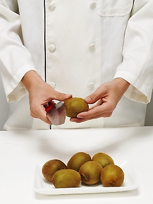 포토 JPG 스튜디오촬영 식물 접시 손 음식 과일 실내 키위 한명 들기 사람 신체부위 주방장 요리사 칼 조리복 재료손질 손질 칼질 국내포토 직업 1 식기 유니폼 모션 내부 파일형식