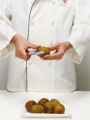 포토 JPG 스튜디오촬영 식물 접시 손 음식 과일 실내 키위 한명 들기 사람 신체부위 주방장 요리사 칼 조리복 재료손질 손질 칼질 국내포토 직업 1 식기 유니폼 모션 내부 파일형식