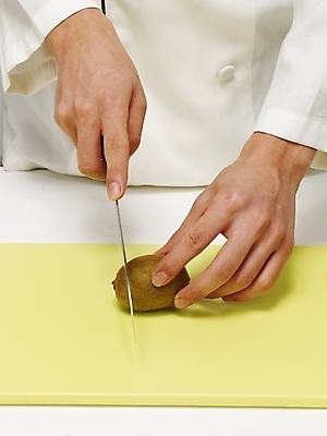 포토 JPG 스튜디오촬영 식물 손 음식 과일 도마 실내 키위 한명 사람 신체부위 주방장 요리사 칼 조리복 자르기 재료손질 손질 칼질 국내포토 직업 1 유니폼 모션 주방용품 내부 파일형식